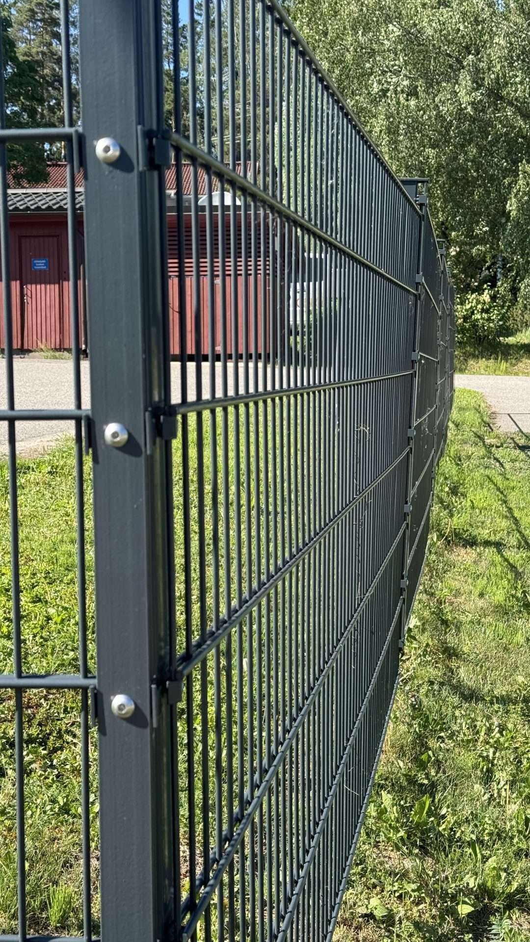 Tummanharmaa elementtiaita Järvenpää, elementtiaidan asennus, tai kolmilanka-aita ja kolmilanka-aidan asennus, pk-seutu, uusimaa, helsinki, espoo, vantaa ja muu Suomi