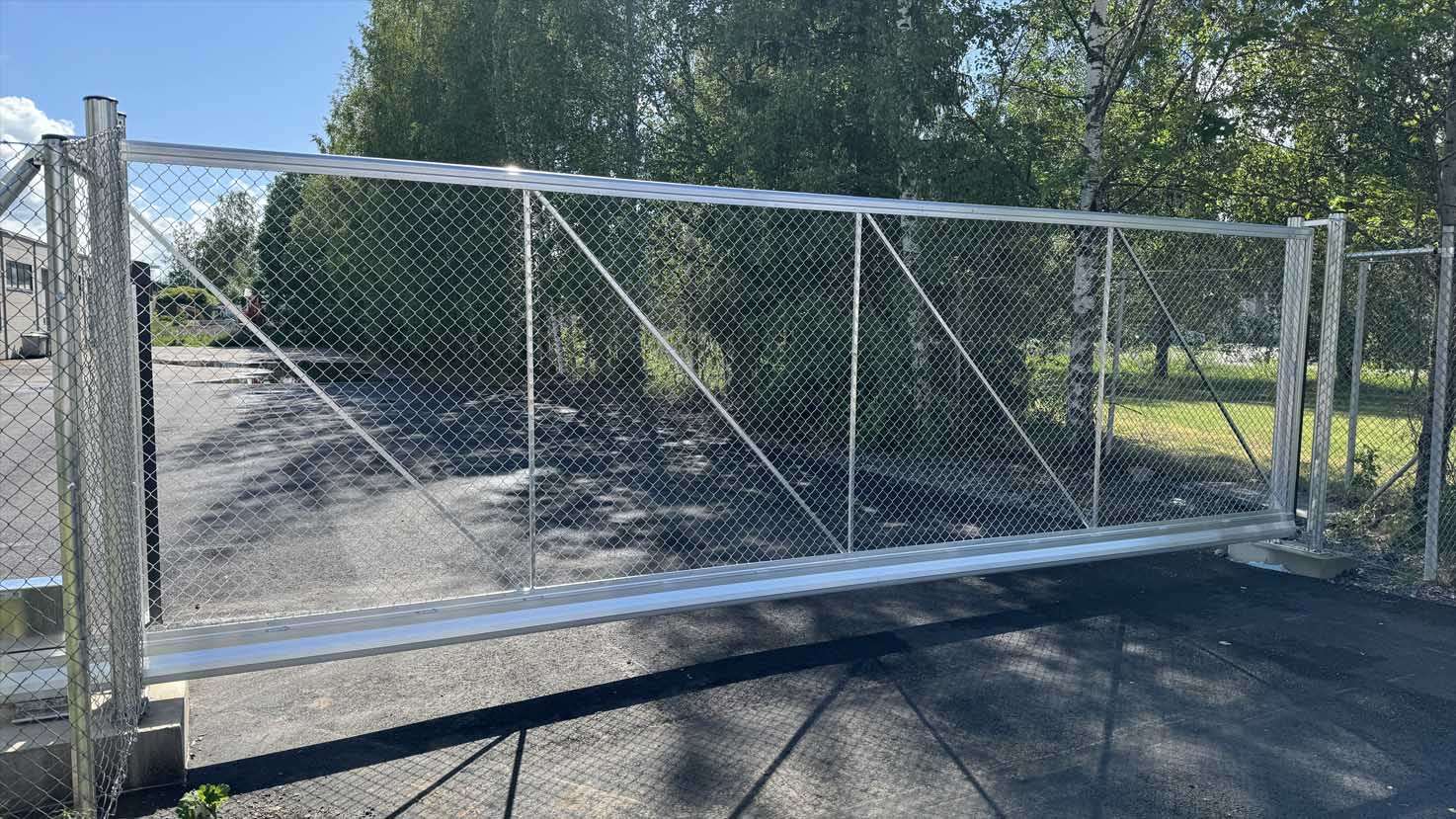 Alumiiniportti, portti verkkoaitaan, verkkoaitaportti, automaattinen portti, automaattiportti, liukuportti, portin asennus uusimaa, Helsinki, Vantaa, Espoo ja muu Suomi
