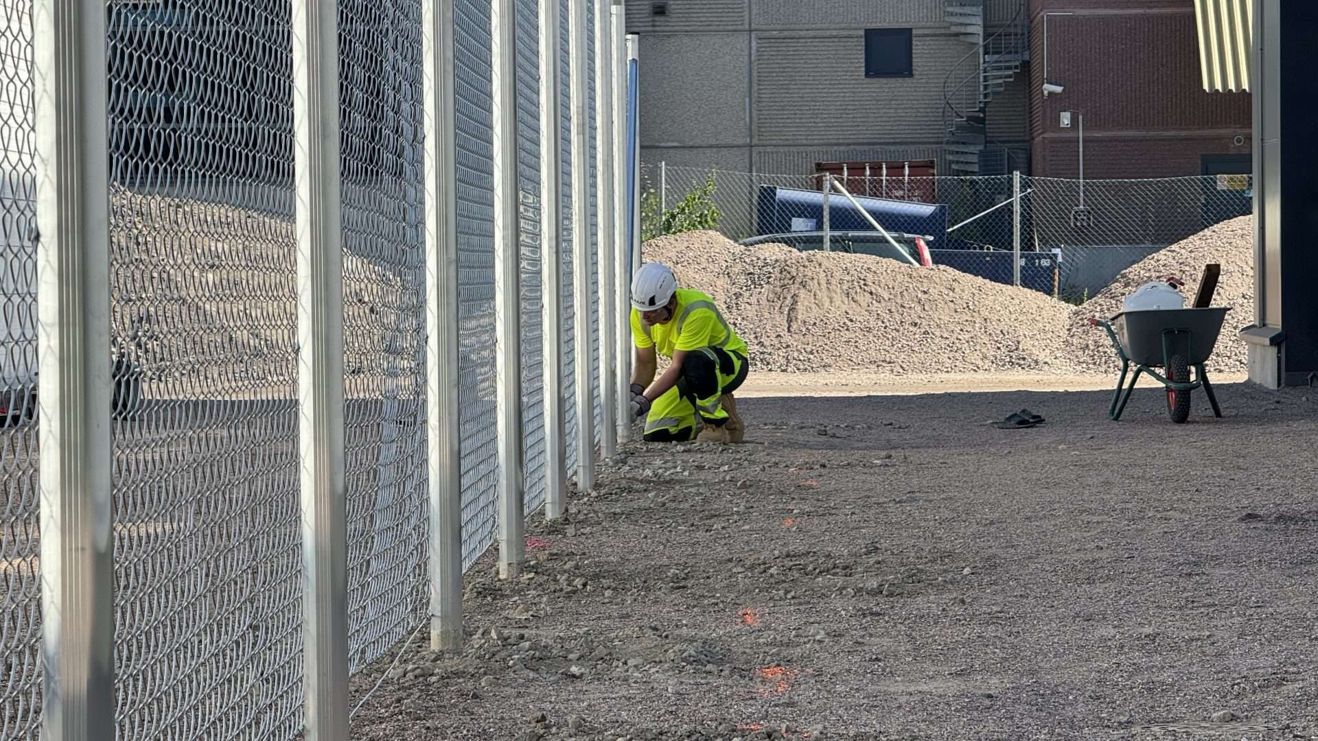 Verkkoaidan asentaja asentaa, korkea sinkitty teräsverkkoaita ja verkkoaidan asennus - pk-seutu, uusimaa, helsinki, espoo, vantaa ja muu Suomi