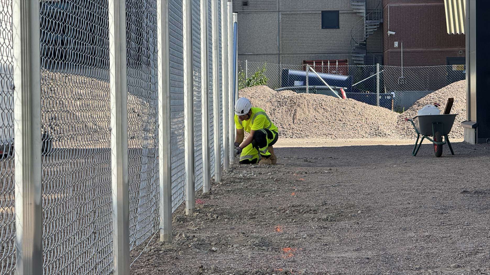 Verkkoaidan asentaja asentaa, korkea sinkitty teräsverkkoaita ja verkkoaidan asennus - pk-seutu, uusimaa, helsinki, espoo, vantaa ja muu Suomi