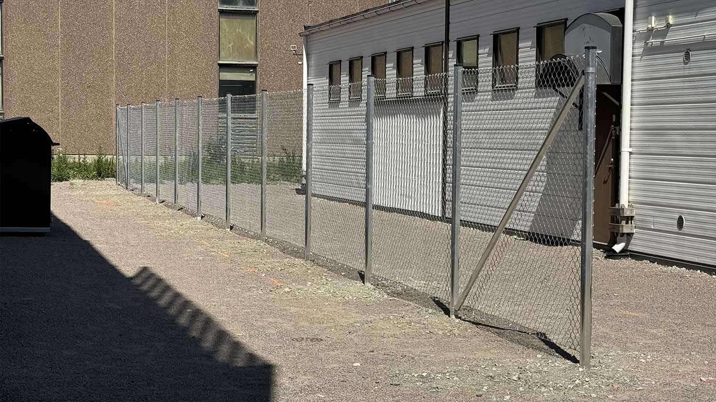 Korkea sinkitty teräsverkkoaita ja verkkoaidan asennus - aluesuojaus uusimaa, pk-seutu, helsinki, espoo, vantaa ja muu Suomi