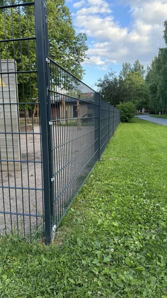 Elementtiaita, elementtiaidan asennus, tai kolmilanka-aita ja kolmilanka-aidan asennus, pk-seutu, uusimaa, helsinki, espoo, vantaa ja muu Suomi