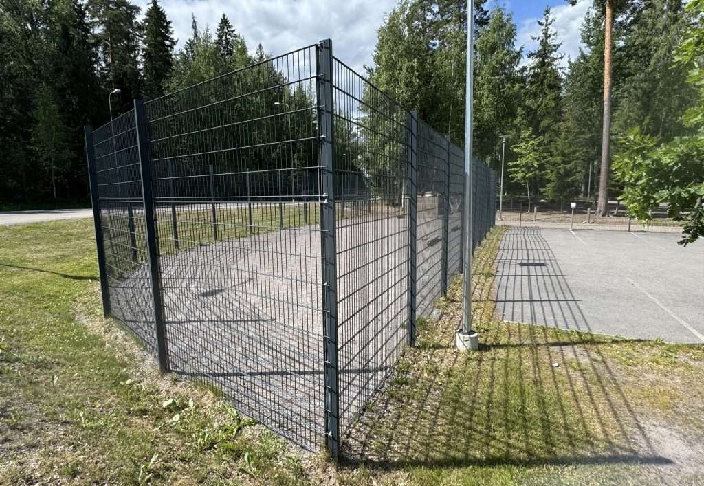 Korkea elementtiaita, elementtiaidan asennus, elementtiaita asennettuna hinta, tai kolmilanka-aita ja kolmilanka-aidan asennus, pk-seutu, uusimaa, helsinki, espoo, vantaa ja muu Suomi