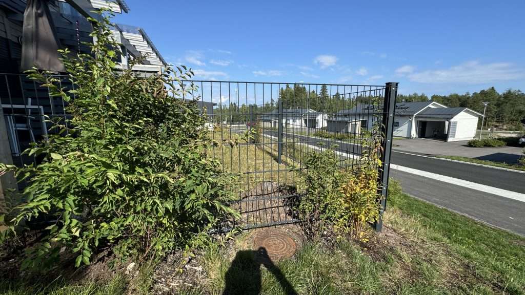 Elementtiaita, elementtiaidan asennus, tai kolmilanka-aita ja kolmilanka-aidan asennus, pk-seutu, uusimaa, helsinki, espoo, vantaa ja muu Suomi