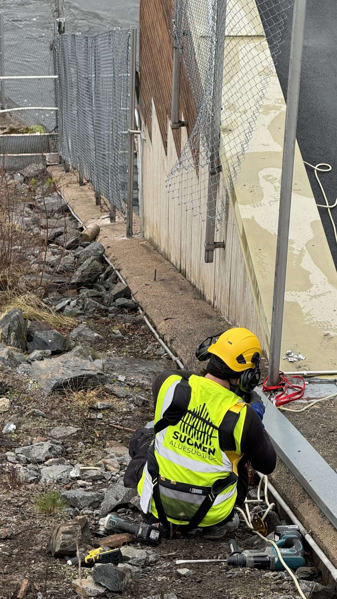 Kolmilanka-aidan asentaja asentaa, korkea sinkitty elementtiaita ja verkkoaidan asennus - pk-seutu, uusimaa, helsinki, espoo, vantaa, tampere ja muu Suomi