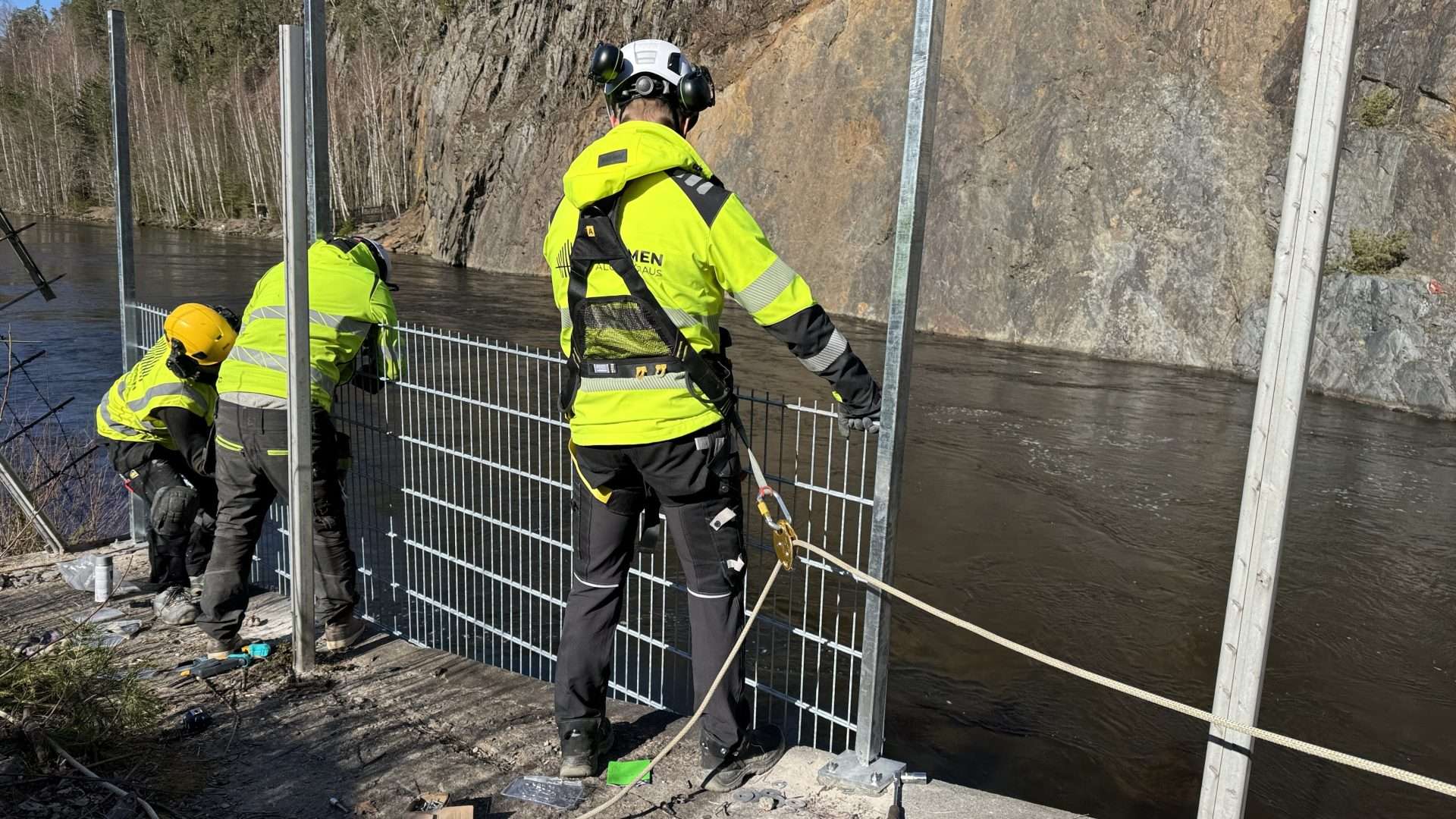 Kolmilanka-aidan asentaja asentaa, korkea sinkitty elementtiaita ja verkkoaidan asennus - pk-seutu, uusimaa, helsinki, espoo, vantaa, tampere ja muu Suomi