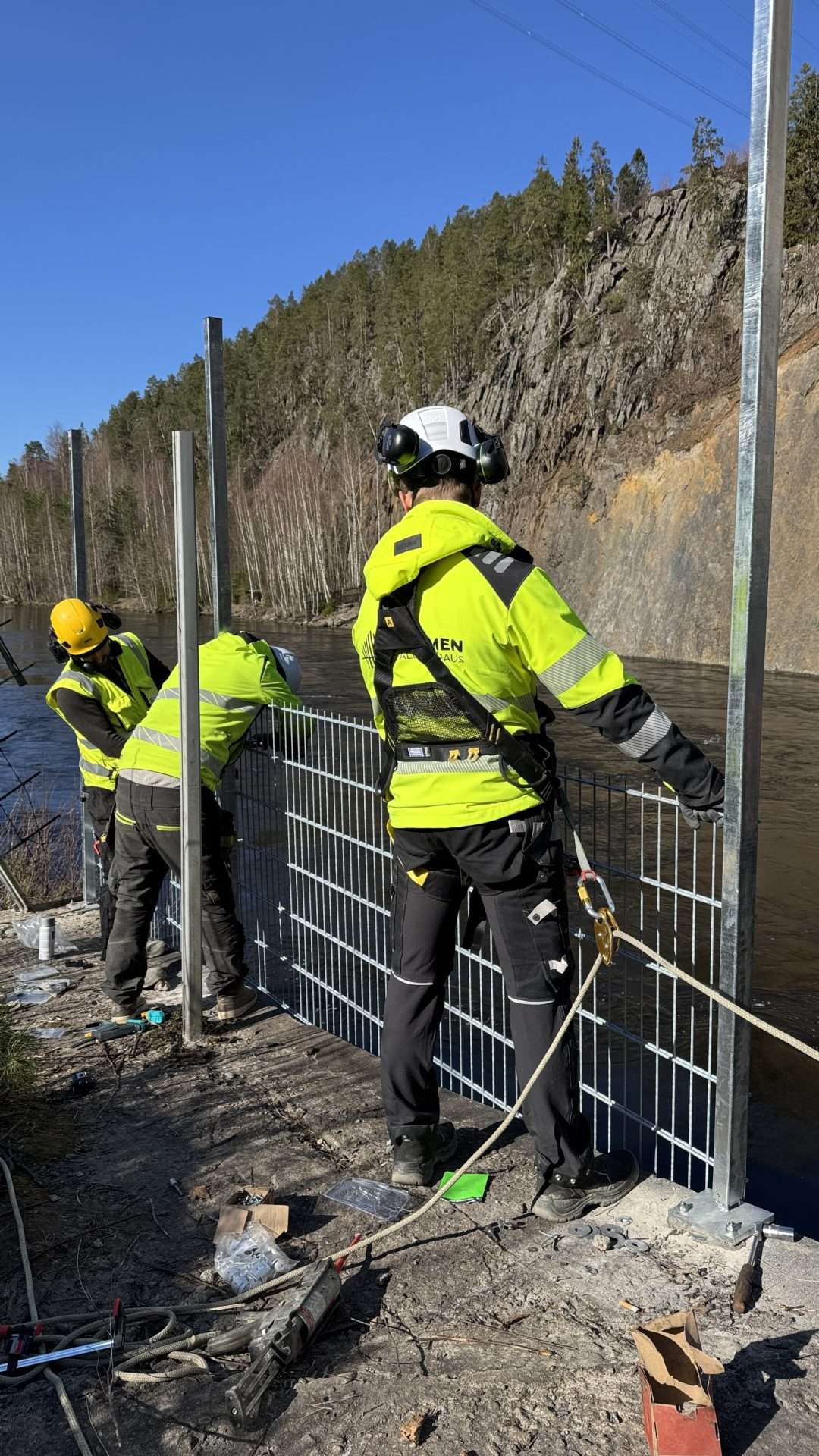 Kolmilanka-aidan asentaja asentaa, korkea sinkitty elementtiaita ja verkkoaidan asennus - pk-seutu, uusimaa, helsinki, espoo, vantaa, tampere ja muu Suomi