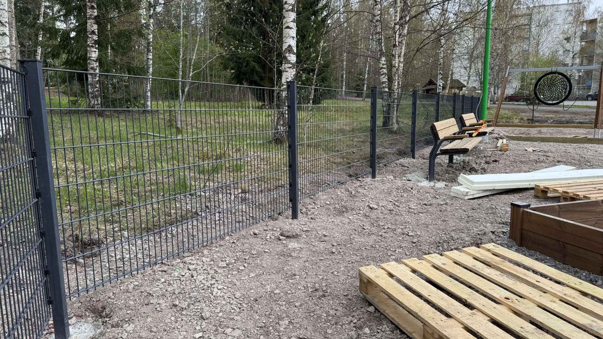 Leikkipuiston elementtiaita, kolmilanka-aita, elementtiaidan asennus ja kolmilanka-aidan asennus, pk-seutu, uusimaa, helsinki, espoo, vantaa ja muu Suomi